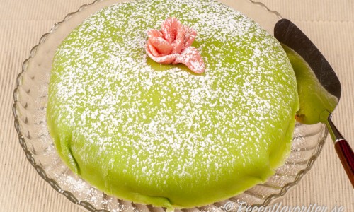 Prinsesstårta eller marsipantårta på tårtfat