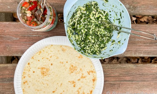 Gör en salsa Pico de gallo och röra med spenat och ost. 