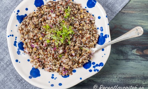 Quinoa och linssallad är gott som tillbehör