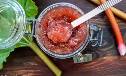Smaksätt rabarbermarmeladen med Cointreau apelsinlikör. 