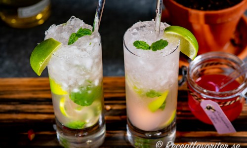 Två glas rabarbermojito cocktails med rabarbersirap, mynta, lime och rom