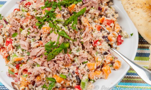 En matig kall sallad med kokt ris i dressing toppad med tonfisk, sparris, linser, paprika och tomat med mera. 