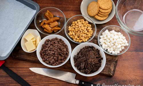 Ingredienser till Rocky road: vit choklad, mjölkchoklad, mörk choklad, mjuk kola, jordnötter, marshmallows samt Digetstivekex. 