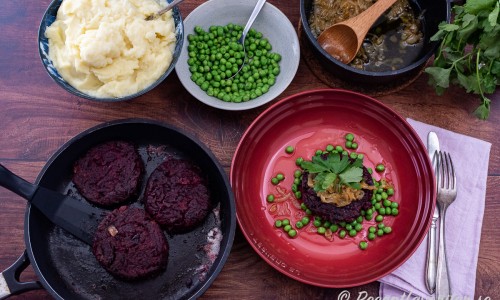 Servera förslagsvis rödbetsbiffarna med potatismos, kokta gröna ärtor, stekt lök samt bladpersilja. 