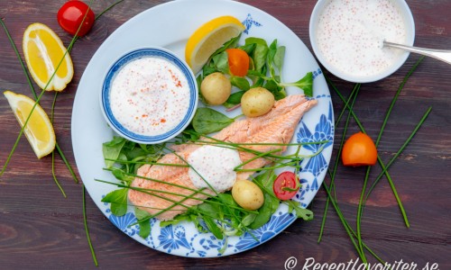 Rödingfilé med kall romsås, färskpotatis och lite grönt. 