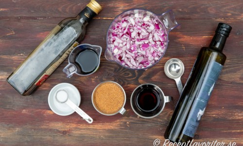 Ingredienser till rödlöksmarmeladen: olivolja, rödlök, salt, brun farin, röd vinäger och rött vin. 