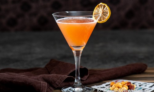 Romantico cocktail i glas med torkad lime