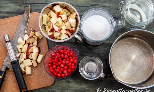 Till marmeladen behöver du äpplen, rönnbär, syltsocker och vatten. 