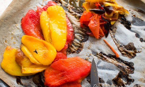 Rostad paprika - ett grundrecept på hur du rostar röd och gul paprika i ugnen som du sedan enkelt skalar. 