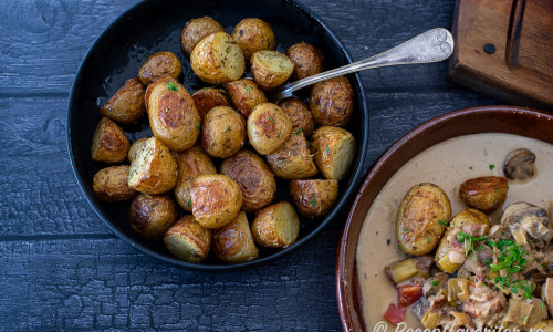 Rostad färskpotatis med rapsolja. timjan och rosmarin blir ett gott tillbehör till det mesta. 