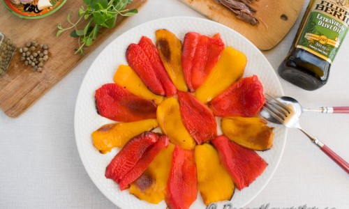 Lägg den rostade paprikan på ett serveringsfat. Tips är att lägga den smalare delen mot mitten i en solfjäder. 