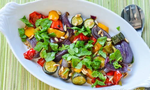 Rostad paprika och zucchini passar som grönsakstillbehör till grillat, fest, buffé eller till det mesta. 