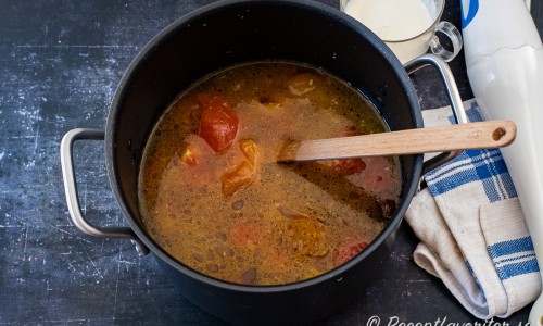 För över tomater och vitlök till en grytan och tillsätt lite vatten och buljong. Koka några minuter. 