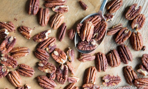 Rostade pekannötter är goda som snacks eller garnering eller fyllning till bakverk och pajer