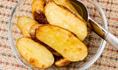 Rostade potatishalvor i skål