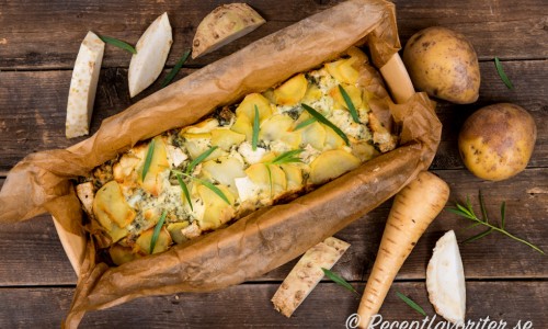 Rotfruktsterrine med potatis, palsternacka och rotselleri smaksatt med Västerbottenost. 