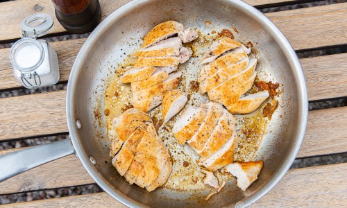 Kycklingfiléerna steks i smör och får vila samt skärs sedan i sneda skivor mot köttfibrerna. 
