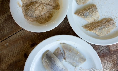 Saltsillen enkelpaneras i ströbröd, steks i smör och läggs på en bädd av lök och grädde som blir som sås.