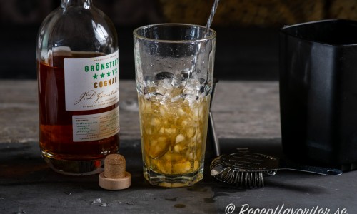 Blanda socker, Bitters och konjak eller rye whiskey i ett valfritt glas med krossad is. 