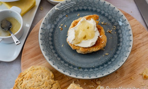 En enkel knaprig och spröd scones serverad med färskost och limemarmelad. 