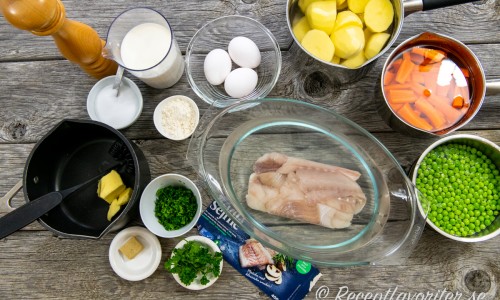 Smör, salt, vitpeppar, mjölk, vetemjöl, fiskbuljong, hackad persilja samt hårdkokt ägg till såsen. Vidare filéer av sej samt potatis, morötter och ärtor som tillbehör. 