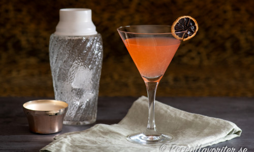 Sila upp drinken i ett martiniglas eller coupeglas samt garnera med ex. torkad citrus, grapefruktskal eller skiva lime. 