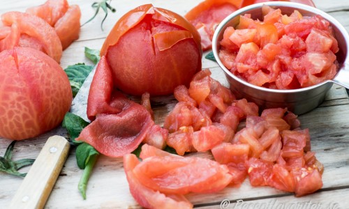 Skållade tärnade tomater även kallat tomatconcasse på köks-fransk-svenska.