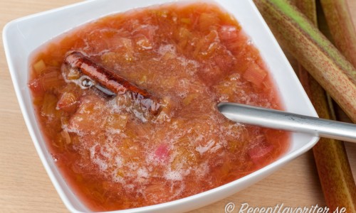Strimlad rabarber får koka sönder och smälta med socker och kanel. 