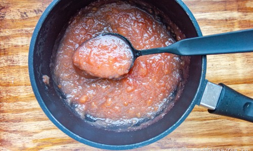 Vill du göra en mindre mängd äppelmos snabbt så kokar du bara ihop tärnat äpple med eller utan skal och mosar samt mixar med stavmiser. Smaksätt och koka ihop med socker. 