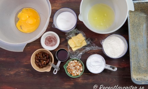 Till kakan behöver du ägg, russin, saffran, socker, glögg, smör, mandel, potatismjöl och vetemjöl. 