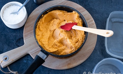 Mixa ihop sojabönor och tomatröran till en slät röra. Använd stavmixer eller matberedare. 