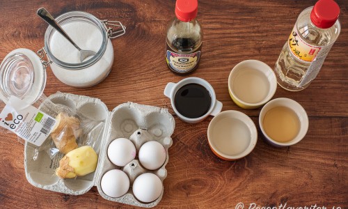 Till sojamarinerade ägg behöver du förutom ägg: ingefära, socker, ljus japansk soja, vatten, sake och mirin risvin.  