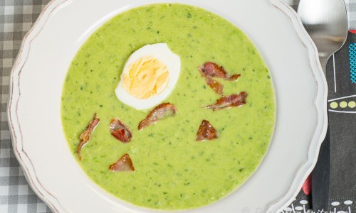 Soppa med gröna ärtor i tallrik