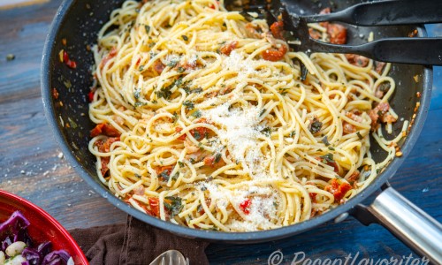 Blanda gärna ihop pastan väl i en stor panna med höga kanter, kastrull eller skål. 