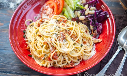 Spagetti med bacon och soltorkad tomat i pastaskål