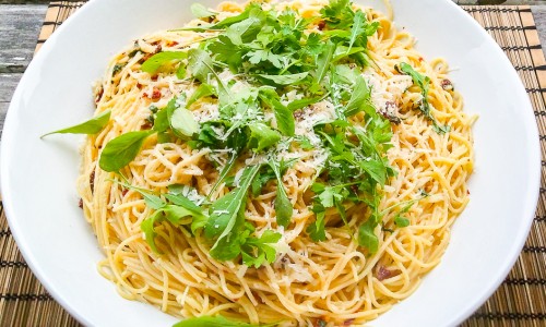Spagetti med vitlök, soltorkad tomat, ruccola och parmesan eller prosociano