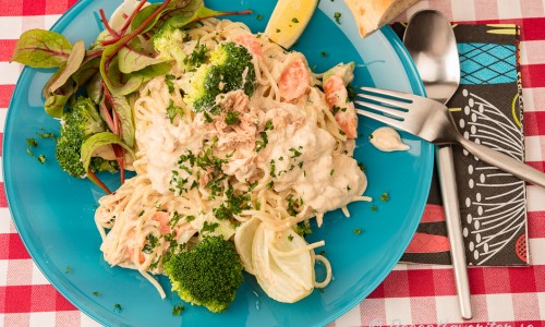 Spagetti med tonfisksås och grönsaker samt sallad och citron. 