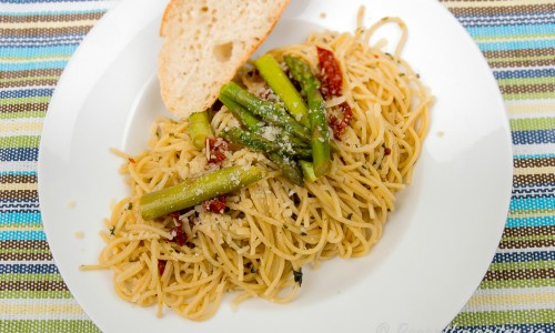 Spagetti med sparris och soltorkad tomat