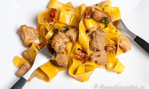 Pasta med fläskfilé, svamp och grädde - här papardelle - breda tagliatelle. 