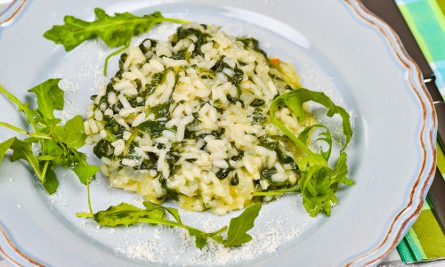 Spenatrisotto med ruccola och parmesan på tallrik