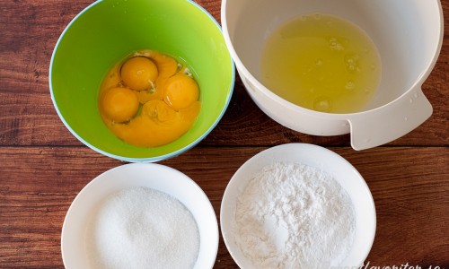 Ingredienser till spettekakan: äggulor, äggvitor, socker och potatismjöl. 