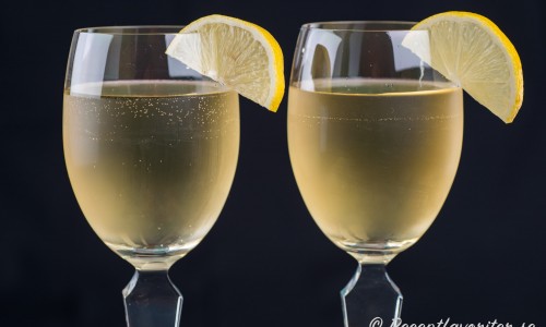 Två glas Spritzer med citronskiva