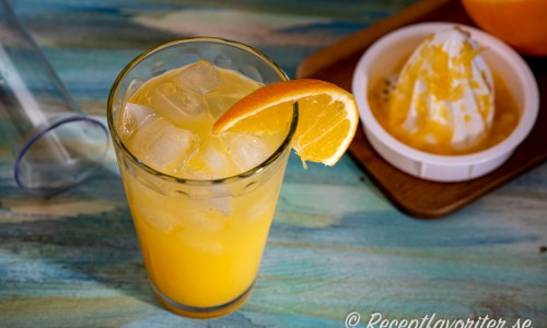 Screwdriver med vodka och färskpressad apelsin i glas