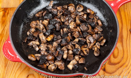 Stek svampen tills den tappat vätskan och tillsätt sedan smör, margarin eller olja samt fräs så att den får färg.  