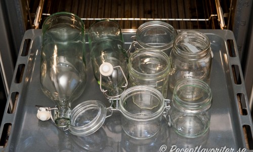 Desinfektion och sterilisering av glasburkar, syltburkar eller flaskor i ugnen. 