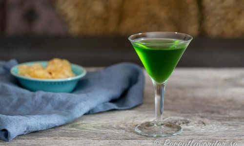Med grön Crème de menthe får drinken en vackert grön färg. God som fördrink med snacks som chips, nötter eller liknande. 
