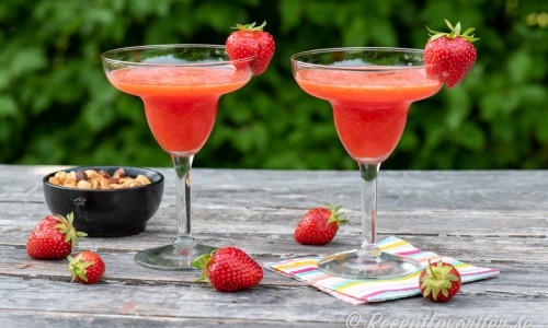 Frozen strawberry Daiquiri i glas med jordgubbe som garnering