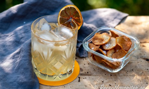 Sun Li cocktail eller drink med torkad citrus och chips