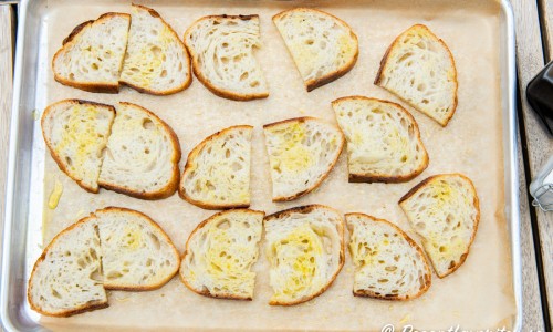 Sprid ut brödet på bakplåtspapper och rosta i ugnen. 