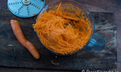 Riv morötter grovt för hand eller i matberedare. 